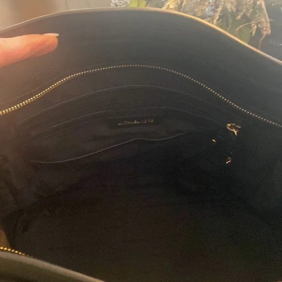 💕Gorgeous Michael Kors Tote/Handbag. Black with gold hardware.💕 - Picture 9 of 9